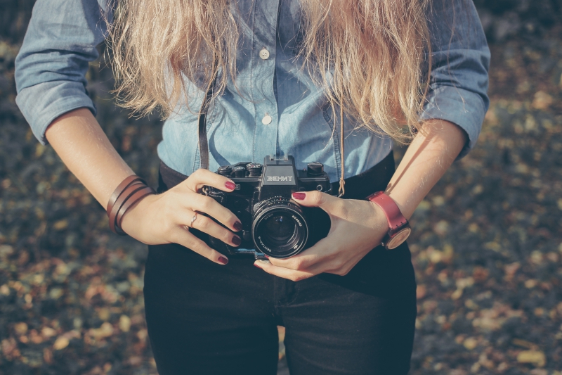 photographe-SEILLONS SOURCE D ARGENS-min_hand-person-girl-woman-camera-photography-614-pxhere.com